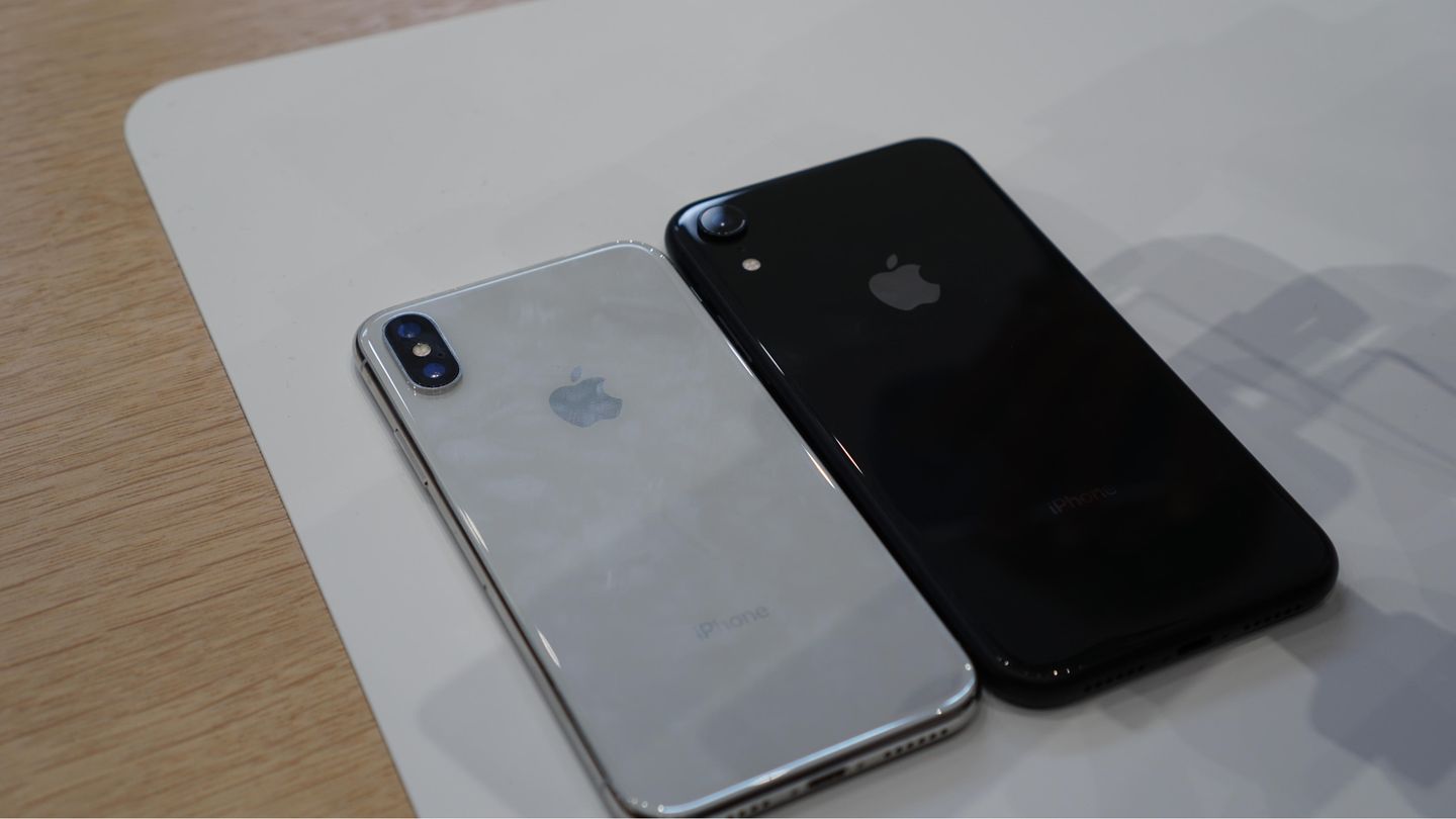 Keynote: Das iPhone XS und sein großer Bruder iPhone XS Max sind da deutlich zurückhaltender. Natürlich gibt es die Klassiker Schwarz und Silber.