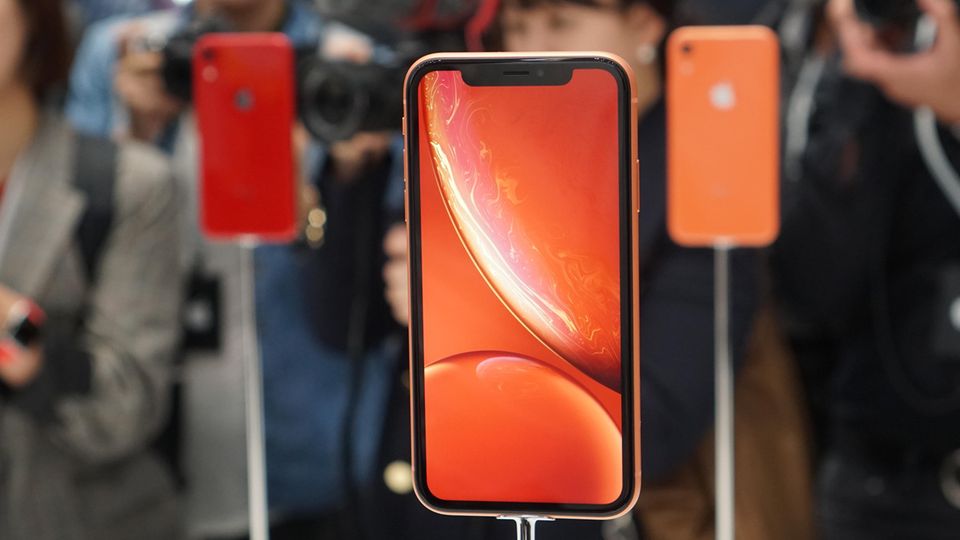 Das neue iPhone XR gibt es in knalligen Farben - hier zu sehen die Koralle-Version (Orange)