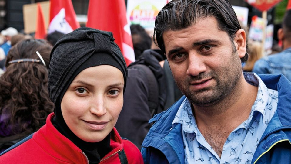 Chemnitz: Die Psychologin Kholoud al-Hawari (M.) floh vor zwei Jahren mit Mann und Kindern aus Syrien. Sie hat jetzt Angst. Die Psychologin Kholoud al-Hawari (M.) floh vor zwei Jahren mit Mann und Kindern aus Syrien. Sie hat jetzt Angst.