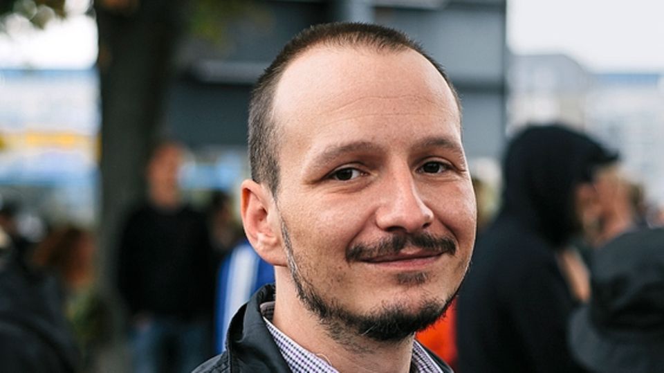 Chemnitz: Matthias Buschbeck (r.) hat eine Übernachtungsbörse für Konzertbesucher vom vergangenen Montag organisiert Matthias Buschbeck (r.) hat eine Übernachtungsbörse für Konzertbesucher vom vergangenen Montag organisiert