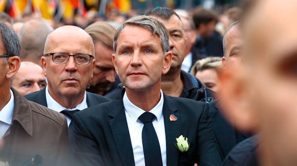 Chemnitz: Björn Höcke, Chef der Thüringer AfD, beim "Trauermarsch". Er kam in Schwarz mit weißer Rose, wie andere führende Rechte auch Björn Höcke, Chef der Thüringer AfD, beim "Trauermarsch". Er kam in Schwarz mit weißer Rose, wie andere führende Rechte auch