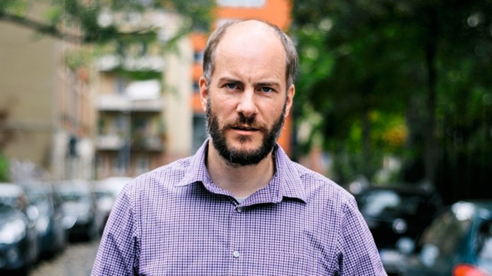 Chemnitz: Martin Kohlmann und seine Organisation "Pro Chemnitz" hatten zu einer eigenen Kundgebung aufgerufen. Nach der Vereinigung mit dem Zug der AfD begrüßten die Kundgebungsteilnehmer einander mit dem gemeinsamen Schlachtruf "Wir sind das Volk" Martin Kohlmann und seine Organisation "Pro Chemnitz" hatten zu einer eigenen Kundgebung aufgerufen. Nach der Vereinigung mit dem Zug der AfD begrüßten die Kundgebungsteilnehmer einander mit dem gemeinsamen Schlachtruf "Wir sind das Volk"