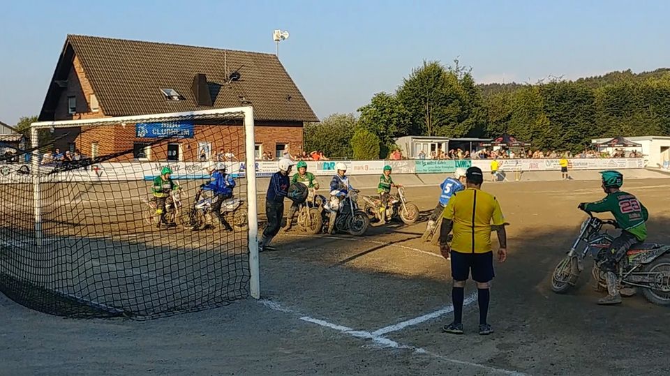 Motoball: Fußball mit Motorrädern: Da springt schon mal die Kniescheibe raus Motoball: Fußball mit Motorrädern: Da springt schon mal die Kniescheibe raus