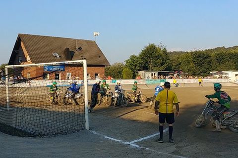 Motoball: Fußball mit Motorrädern: Da springt schon mal die Kniescheibe raus