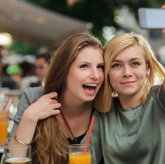 Zwei Mädels in Berlin machen ein Selfie