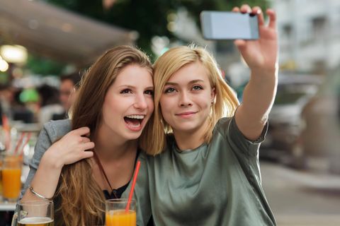 Zwei Mädels in Berlin machen ein Selfie
