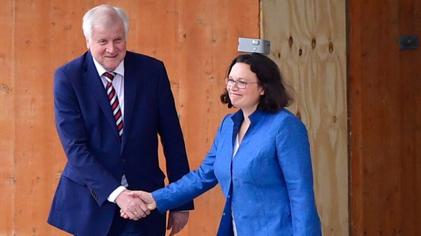 Kurzes Händeschütteln zwischen Horst Seehofer und Andrea Nahles - Kristentreffen zu Maaßen beendet