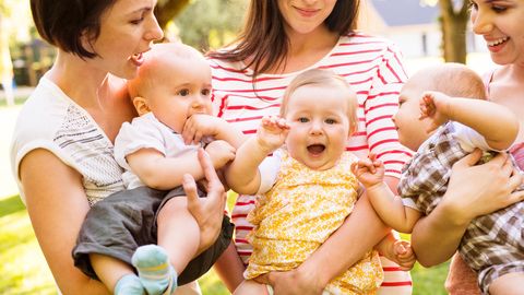 Drei Mütter mit drei Babys im Arm