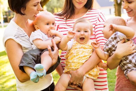 Drei Mütter mit drei Babys im Arm
