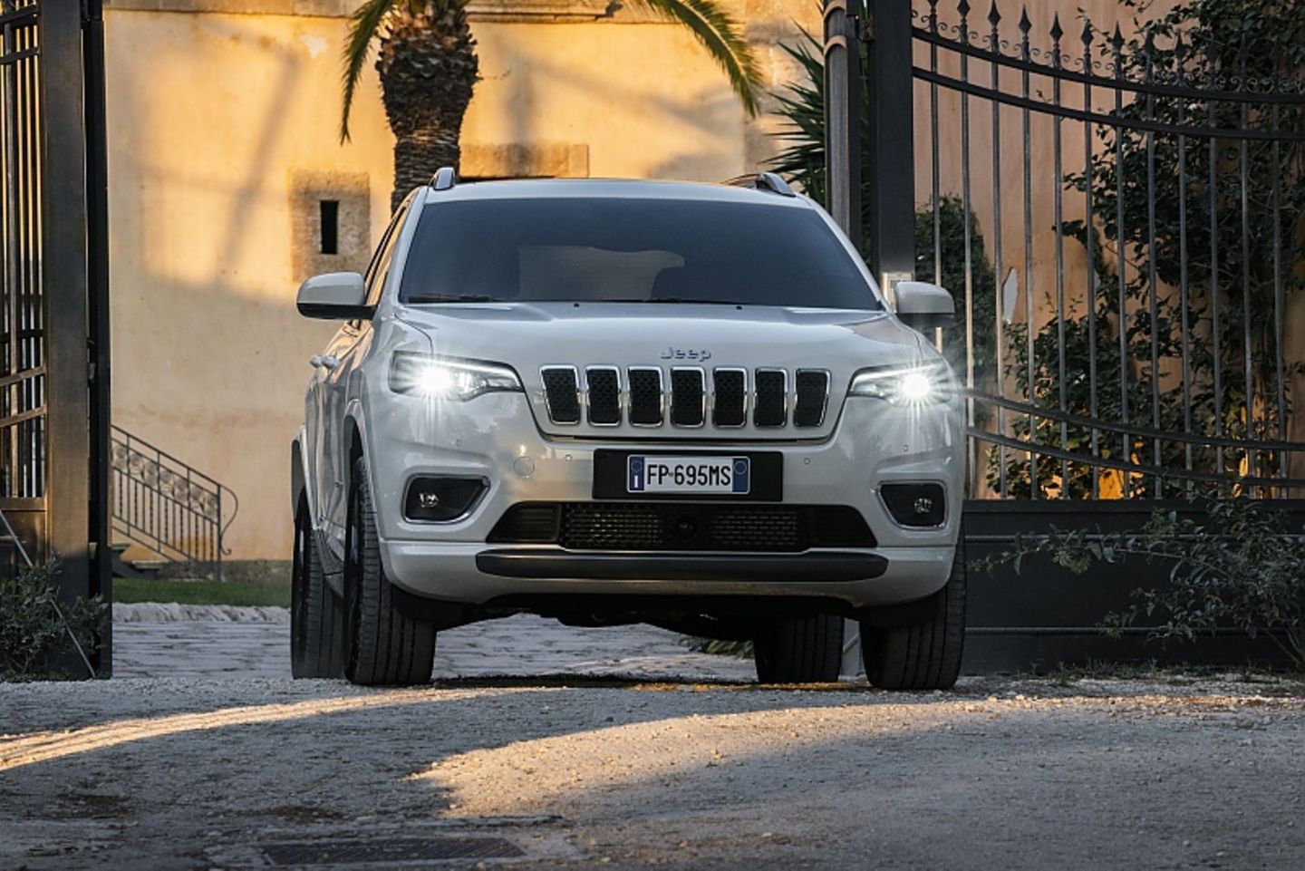 Der Jeep Cherokee hat jetzt LED-Scheinwerfer