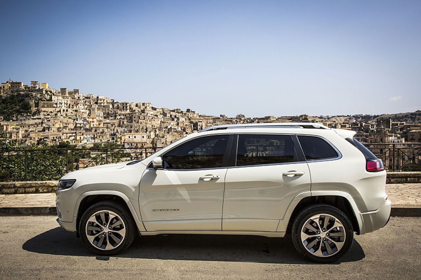 Zunächst startet der Jeep Cherokee mit dem 195 PS-Diesel