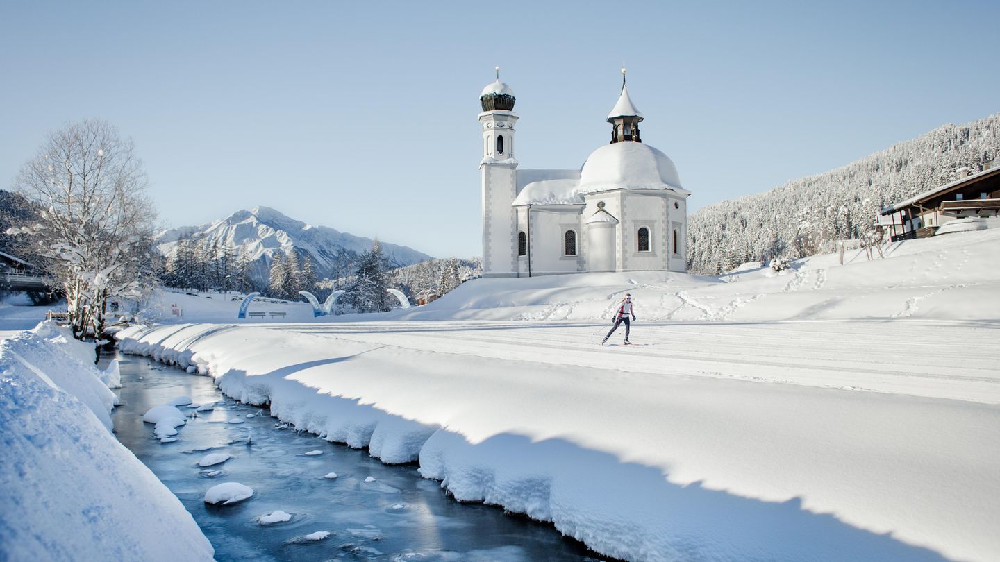 Für Anfänger und Actions-Fans: Olympiaregion Seefeld Wer sich beim Langlaufen so richtig sportlich auspowern will, der ist in der Olympiaregion rund um Seefeld genau richtig. Auf dem Hochplateau zwischen Seefeld, Leutasch, Mösern-Buchen, Reith und Scharnitz finden Langläufer ideale Bedingungen. Rund 246 Loipen-Kilometer stehen hier zur Verfügung. Und das in allen unterschiedlichen Schwierigkeitsgraden. Kein Zufall, dass in Seefeld bereits drei Mal die nordischen Disziplinen bei den Olympischen Winterspielen ausgetragen wurden. Aber auch Anfänger kommen in der Region auf ihre Kosten. Vor allem die 2,8 Kilometer lange Nachtloipe in Seefeld ist ein absolutes Langläufer-Highlight. Olympiaregion Seefeld Wer sich beim Langlaufen so richtig sportlich auspowern will, der ist in der Olympiaregion rund um Seefeld genau richtig. Auf dem Hochplateau zwischen Seefeld, Leutasch, Mösern-Buchen, Reith und Scharnitz finden Langläufer ideale Bedingungen. Rund 246 Loipen-Kilometer stehen hier zur Verfügung. Und das in allen unterschiedlichen Schwierigkeitsgraden. Kein Zufall, dass in Seefeld bereits drei Mal die nordischen Disziplinen bei den Olympischen Winterspielen ausgetragen wurden. Aber auch Anfänger kommen in der Region auf ihre Kosten. Vor allem die 2,8 Kilometer lange Nachtloipe in Seefeld ist ein absolutes Langläufer-Highlight.