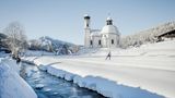 Olympiaregion Seefeld  Wer sich beim Langlaufen so richtig sportlich auspowern will, der ist in der Olympiaregion rund um Seefeld genau richtig. Auf dem Hochplateau zwischen Seefeld, Leutasch, Mösern-Buchen, Reith und Scharnitz finden Langläufer ideale Bedingungen. Rund 246 Loipen-Kilometer stehen hier zur Verfügung. Und das in allen unterschiedlichen Schwierigkeitsgraden. Kein Zufall, dass in Seefeld bereits drei Mal die nordischen Disziplinen bei den Olympischen Winterspielen ausgetragen wurden. Aber auch Anfänger kommen in der Region auf ihre Kosten. Vor allem die 2,8 Kilometer lange Nachtloipe in Seefeld ist ein absolutes Langläufer-Highlight.