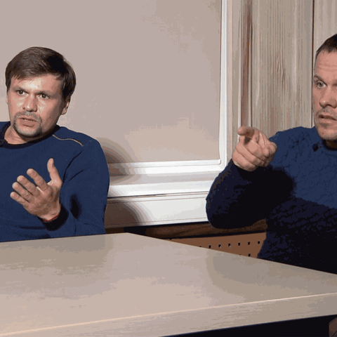 Russland, Moskau: Das Videostandbild des russischen Fernsehsender RT zeigt Ruslan Boschirow (l.) und Alexander Petrow
