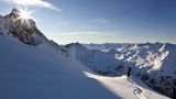 Wunderschönes Tirol: Ein Skifahrer auf einer einsamen Piste