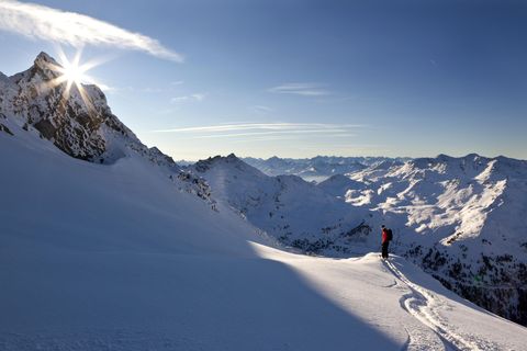 Wunderschönes Tirol: Ein Skifahrer auf einer einsamen Piste