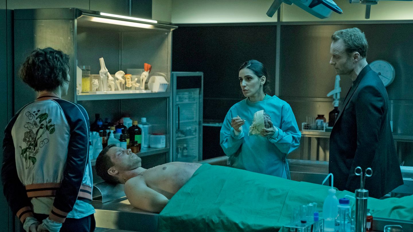 Die Kommissare Nina Rubin (Meret Becker) und Robert Karow (Mark Waschke) erörtern mit Gerichtsmedizinerin Nasrin Reza (Maryam Zaree) die Todesursache von Tom Menke