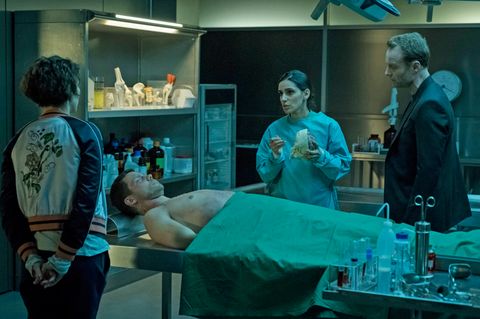 Die Kommissare Nina Rubin (Meret Becker) und Robert Karow (Mark Waschke) erörtern mit Gerichtsmedizinerin Nasrin Reza (Maryam Zaree) die Todesursache von Tom Menke