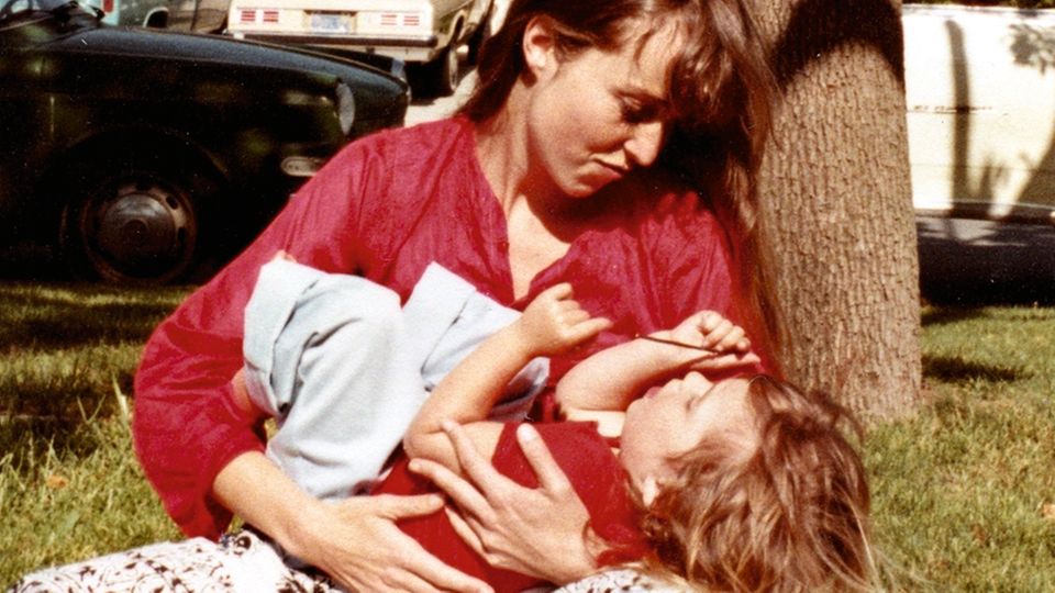 Biografie: Lisa als Dreijährige mit ihrer Mutter Chrisann Brennan Lisa als Dreijährige mit ihrer Mutter Chrisann Brennan