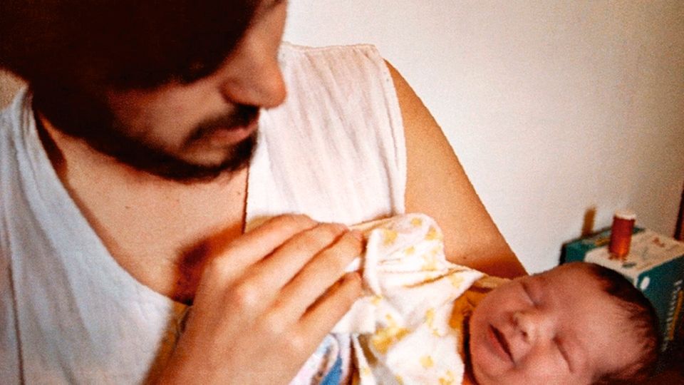 Biografie: Jobs mit seiner Tochter 1978, drei Tage nach der Geburt. Er gibt ihr den Namen Lisa Jobs mit seiner Tochter 1978, drei Tage nach der Geburt. Er gibt ihr den Namen Lisa