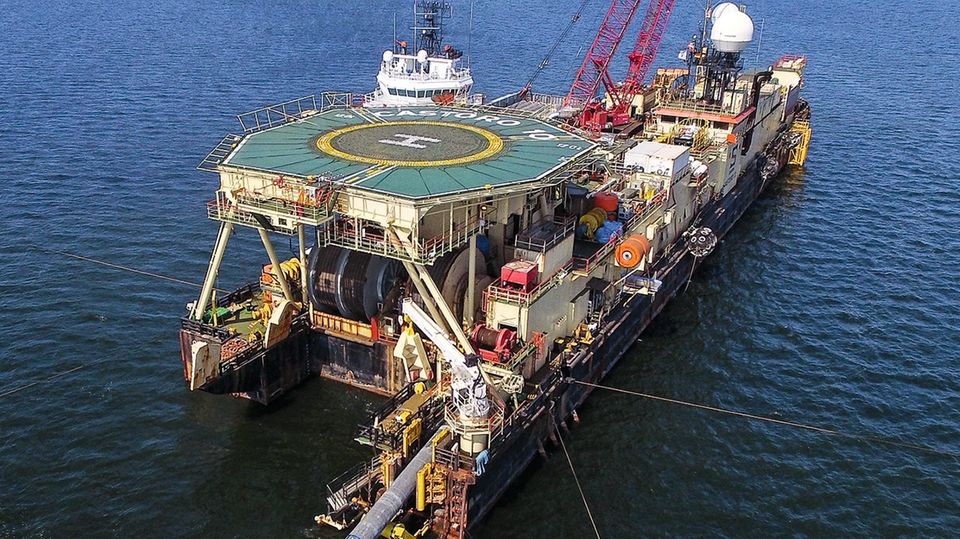 Vor der Küste Mecklenburgs werden erste Nord-Stream-2-Rohre in der Ostsee versenkt