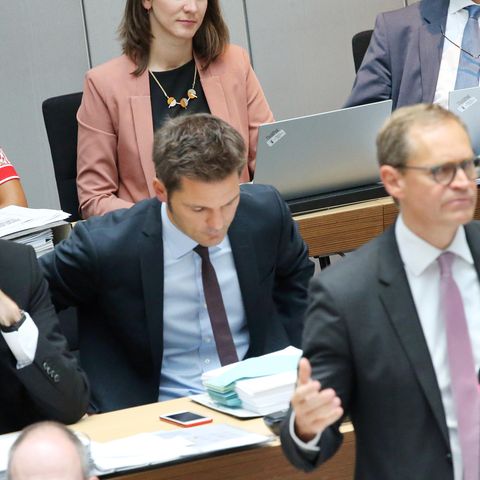 Sitzung im Abgeordnetenhaus: Staatssekretärin Chebli verlässt unter Tränen den Plenarsaal