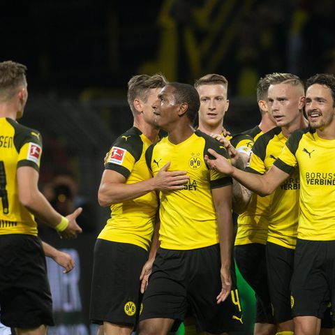 Die Spieler des BVB bejubeln das zwischenzeitliche 1:0 gegen Eintracht Frankfurt in der Bundesliga