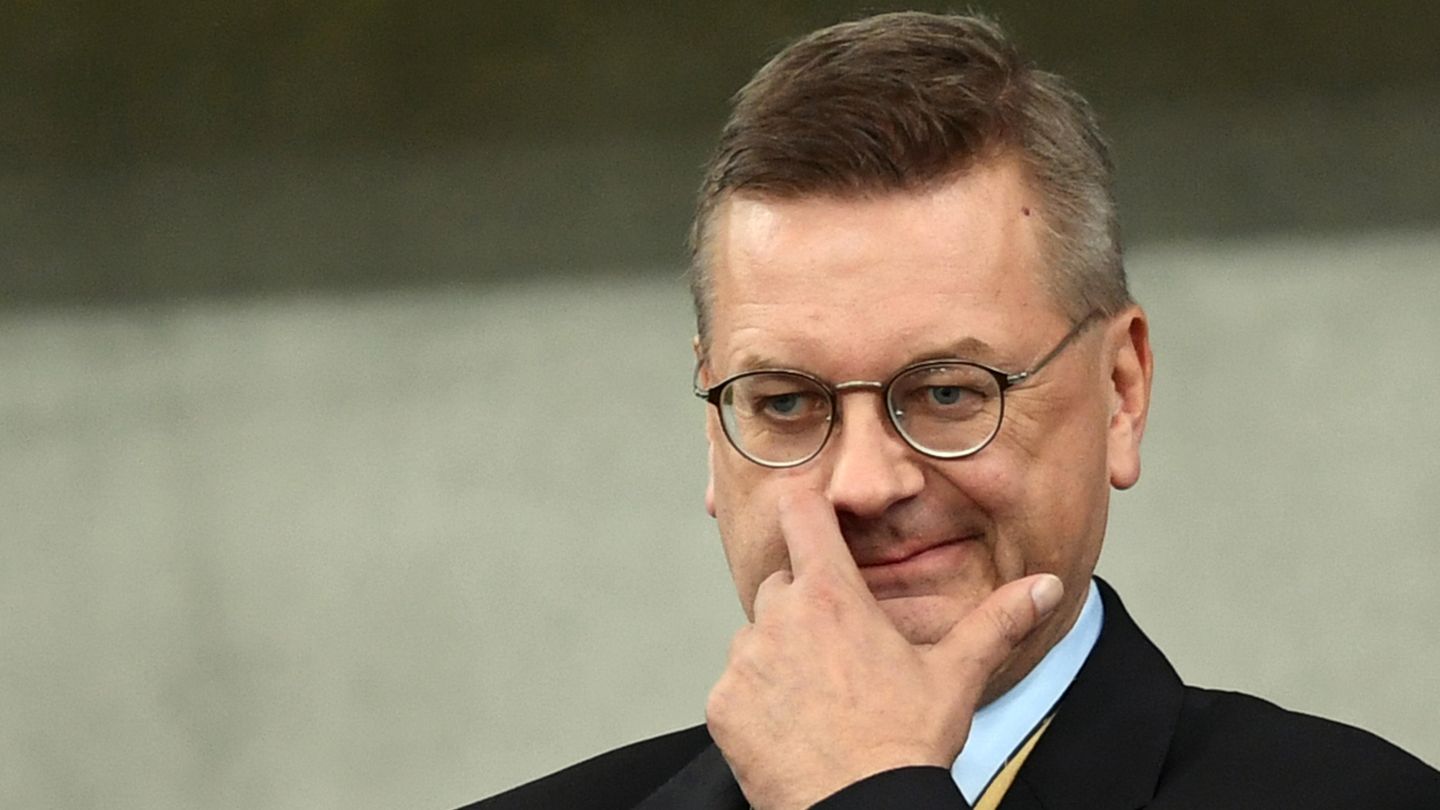 DFB-Boss Reinhard Grindel steht nach der Özil-Affäre vermehrt in der Kritik