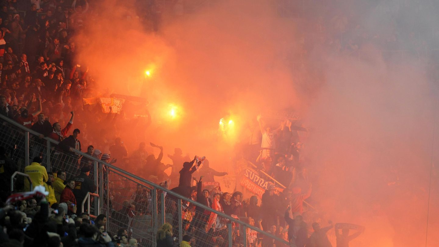 Hooligans zünden Pyrotechnik in der Wirsol Rhein-Neckar-Arena, Sinsheim (Symbolbild)