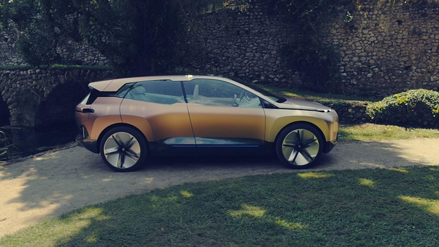 BMW iNext 2021