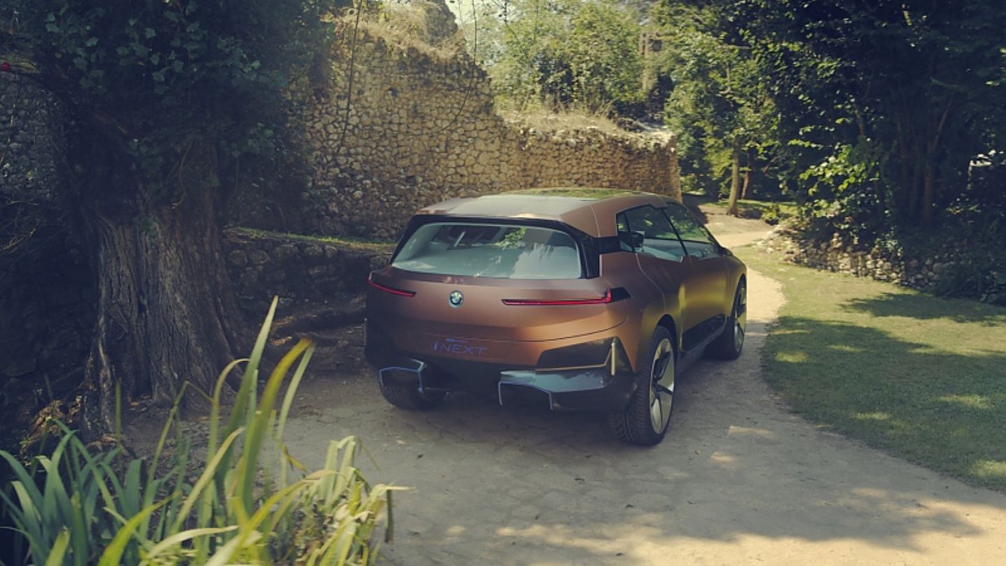 BMW iNext 2021