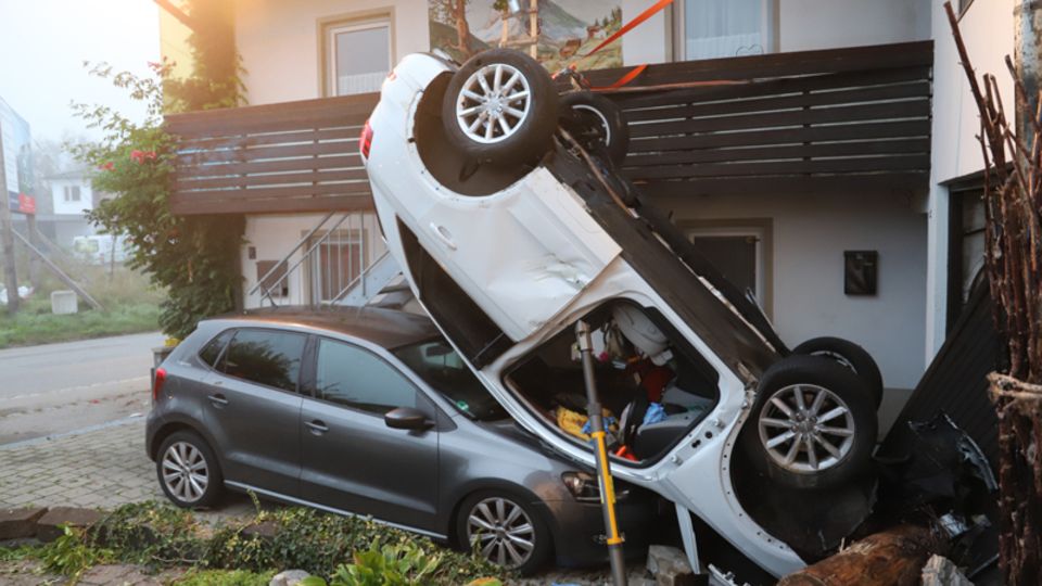 Das Auto liegt nach dem Unfall kopfüber auf einem anderen Auto