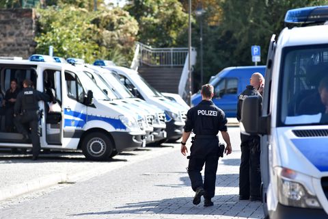Die Lage sei bislang ruhig in der gut 26 000 Einwohner zählenden Stadt, so die Polizei.