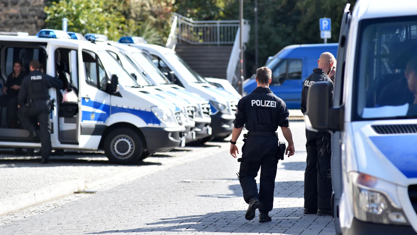 Die Lage sei bislang ruhig in der gut 26 000 Einwohner zählenden Stadt, so die Polizei.
