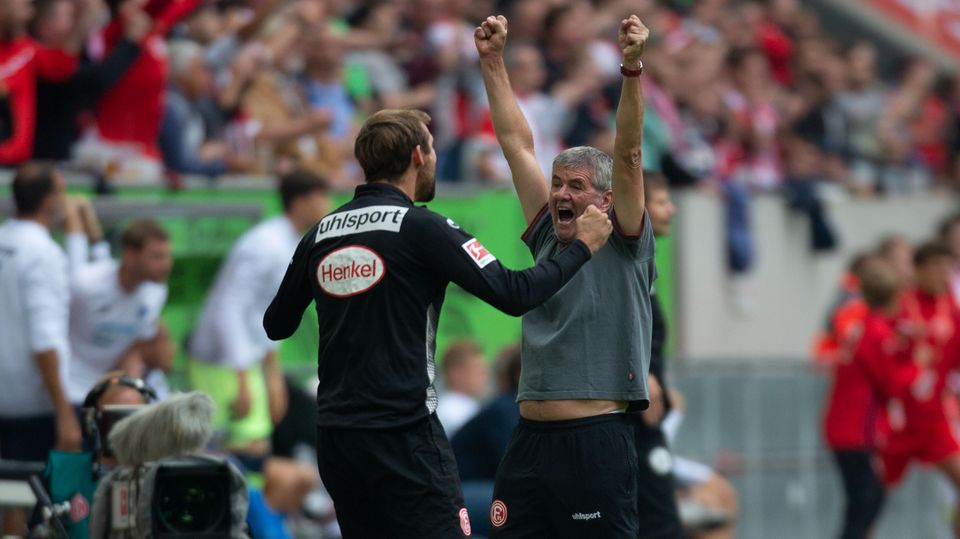 Düsseldorf-Coach Friedhelm Funkel (r.) feiert den überraschenden Sieg über Hoffenheim Düsseldorf-Coach Friedhelm Funkel (r.) feiert den überraschenden Sieg über Hoffenheim