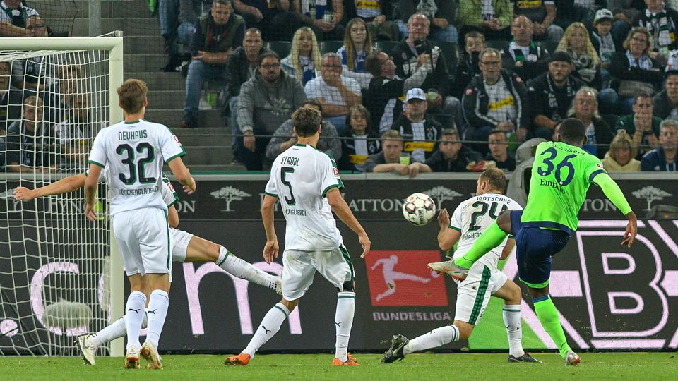 Schalkes Breel Embolo trifft zum 1:2-Anschlusstreffer gegen Gladbach Schalkes Breel Embolo trifft zum 1:2-Anschlusstreffer gegen Gladbach
