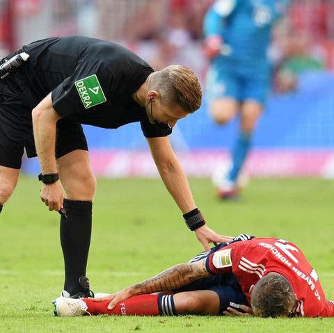 Bayerns Rafinha liegt nach einem Foul von Leverkusens Bellarabi (nicht im Bild) am Boden