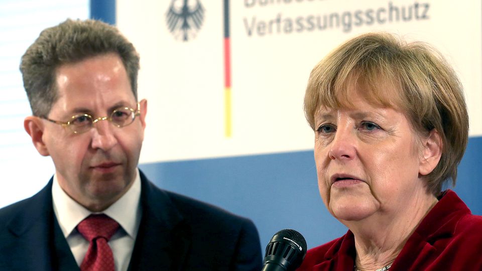 Angela Merkel rückt von Verfassungsschutz-Chef Hans-Georg Maaßen ab