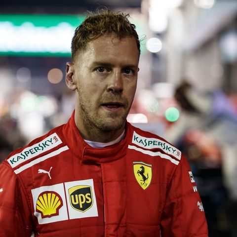 Mit einer Mischung aus Enttäuschung und Wut blickt Sebastian Vettel kurz nach dem Rennen in Singapur in die Kamera