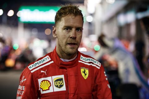 Mit einer Mischung aus Enttäuschung und Wut blickt Sebastian Vettel kurz nach dem Rennen in Singapur in die Kamera