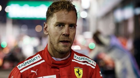 Mit einer Mischung aus Enttäuschung und Wut blickt Sebastian Vettel kurz nach dem Rennen in Singapur in die Kamera