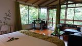 Hotel Quelitales   Oberhalb des Ortes Cachi bei Cartago schläft man in individuell gestalteten Bungalows, teilweise mit spektakulären Außenduschen, aber immer mit Blick in die üppig grüne Natur. Der perfekte Ort für Ruhesuchende und Vogelbeobachter. Das Hotel bietet Touren zum eigenen Privatreservat oder Wasserfall an. Abends kreiert Küchenchef Don José exquisite Menüs.  Infos: www.hotelquelitales.com