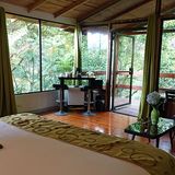 Hotel Quelitales   Oberhalb des Ortes Cachi bei Cartago schläft man in individuell gestalteten Bungalows, teilweise mit spektakulären Außenduschen, aber immer mit Blick in die üppig grüne Natur. Der perfekte Ort für Ruhesuchende und Vogelbeobachter. Das Hotel bietet Touren zum eigenen Privatreservat oder Wasserfall an. Abends kreiert Küchenchef Don José exquisite Menüs.  Infos: www.hotelquelitales.com