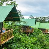 La Tigra Rainforest Lodge   Hier haben die Gäste in der Nähe des Vulkans Arenal mehr als nur ein Dach über dem Kopf:  Wer bei Adolfo in den freistehenden Zeltbungalows auf Stelzen in der Natur eincheckt, wird Teil des Regenwaldprojektes. Nachhaltigkeit wird hier von den Gastgebern und Touristen gelebt, die auf dem Grundstück einen Baum pflanzen können und so einen eigenen Beitrag zur Wiederaufforstung einer brachliegenden Fläche leisten. Mehr als sieben Hektar sind inzwischen auf diese Weise schon begrünt worden. Infos: www.latigralodge.com