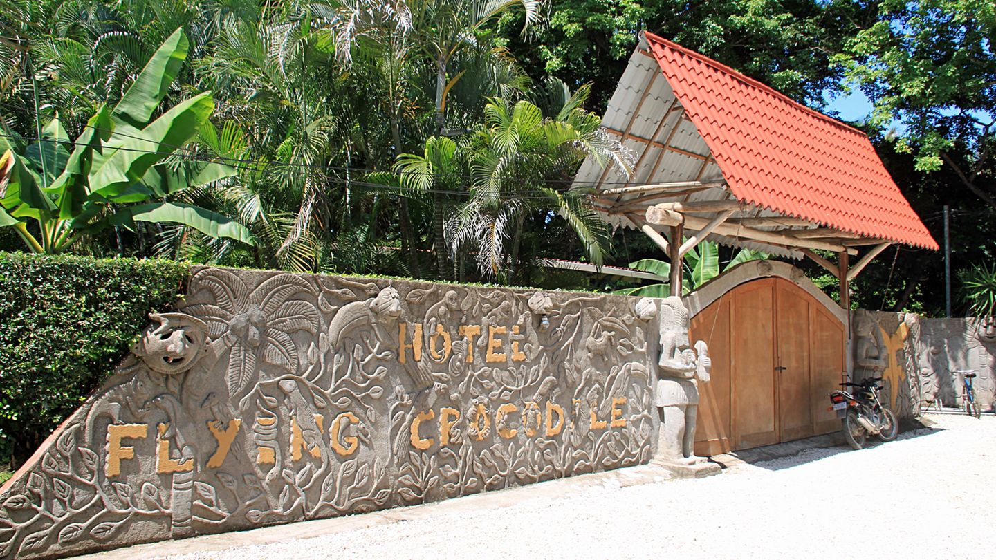 Öko-Lodges und Boutique Hotels: The Flying Crocodile Nicht nur Freunde des katalanischen Architekten Antonio Gaudí lieben diese Unterkunft: Die bei Sámara auf der Nicoya-Halbinsel an der Westküste ruhig gelegene, angenehm kleine Lodge bietet zehn individuell gestaltete, pittoreske Räume, die mit Mosaiken und viel bunter Farbe dem berühmten Baumeister nacheifern. Eingebettet sind die Häuschen in einen 8000 Quadratmeter großen, idyllischen Garten. Der Service ist sympathisch und persönlich – menschenleere Traumstrände warten gleich um die Ecke. Besonderes Highlight sind Rundflüge mit dem Gyrocopter. Onfos: https://hotelflyingcrocodile.com The Flying Crocodile Nicht nur Freunde des katalanischen Architekten Antonio Gaudí lieben diese Unterkunft: Die bei Sámara auf der Nicoya-Halbinsel an der Westküste ruhig gelegene, angenehm kleine Lodge bietet zehn individuell gestaltete, pittoreske Räume, die mit Mosaiken und viel bunter Farbe dem berühmten Baumeister nacheifern. Eingebettet sind die Häuschen in einen 8000 Quadratmeter großen, idyllischen Garten. Der Service ist sympathisch und persönlich – menschenleere Traumstrände warten gleich um die Ecke. Besonderes Highlight sind Rundflüge mit dem Gyrocopter. Onfos: https://hotelflyingcrocodile.com