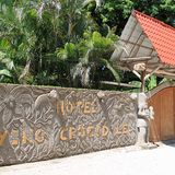 The Flying Crocodile  Nicht nur Freunde des katalanischen Architekten Antonio Gaudí lieben diese Unterkunft: Die bei Sámara auf der Nicoya-Halbinsel an der Westküste ruhig gelegene, angenehm kleine Lodge bietet zehn individuell gestaltete, pittoreske Räume, die mit Mosaiken und viel bunter Farbe dem berühmten Baumeister nacheifern. Eingebettet sind die Häuschen in einen 8000 Quadratmeter großen, idyllischen Garten. Der Service ist sympathisch und persönlich – menschenleere Traumstrände warten gleich um die Ecke. Besonderes Highlight sind Rundflüge mit dem Gyrocopter.  Onfos: https://hotelflyingcrocodile.com