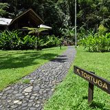 Pacuare Lodge  Stilvoller Luxus in der Wildnis: Am Ufer des wilden Pacuare-Flusses gelegene Edel-Unterkunft, die aus 20 Villen besteht. Anreise per Rafting oder im Förderkorb am Stahlseil über den reißenden Fluss schwebend. Ausgezeichnete Küche und neben Ausflügen in den Regenwald besteht die Möglichkeit zum Speisen auf der 20 Meter hohen Plattform "the nest" in den Bäumen.  Infos: www.pacuarelodge.com