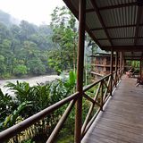 Rios Tropicales  Schon die Anreise zu dieser Eco-Lodge bei Siquirres an der Ostküste ist ein Abenteuer: Mit dem Floss geht es auf einem der spektakulärsten Wildwasserflüsse, dem Rio Pacuare, zur Lodge, die sich am Ufer einer Flussbiegung zwischen Bananenstauden und Hibiskusbüschen erhebt. Hier schläft man eingebettet vom Rauschen des tosenden Flusses, Zikadengezirpe und exotischem Vogelgeschrei.  Infos: www.riostropicales.com