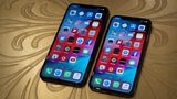 Groß und größer: Rechts sieht man das iPhone XS, dessen Bildschirm 5,8 Zoll misst. Das Display des iPhone XS Max (links) ist mit 6,5 Zoll noch einmal deutlich opulenter.