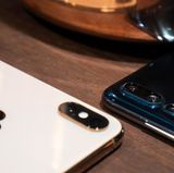 Hier liegt neben dem iPhone XS Max das Huawei P20 Pro, das sogar auf drei Kameralinsen setzt.